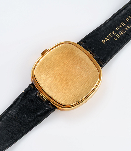Golden Ellipse with "Clous-de-paris" in Yellow Gold 