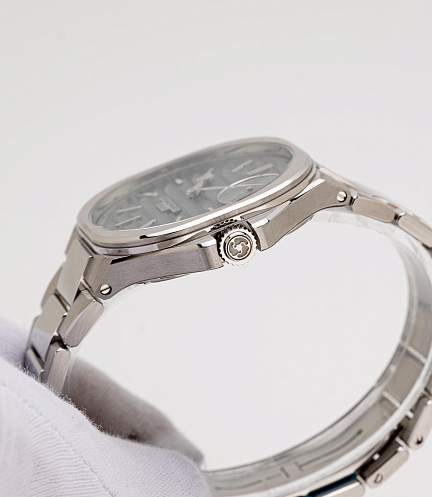 Ripples with Metallic Green Dial