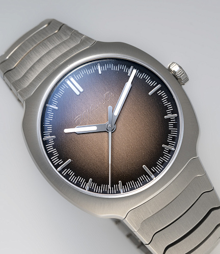 Streamliner Centre Seconds Smoked Salmon Dial