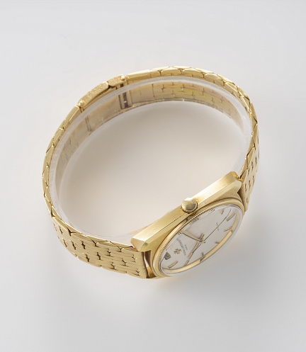 Historiques on the Yellow Gold Bracelet