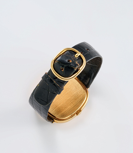 Golden Ellipse with "Clous-de-paris" in Yellow Gold 