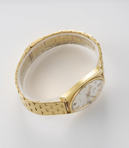 Historiques on the Yellow Gold Bracelet
