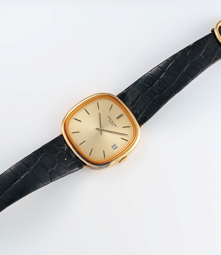 Golden Ellipse with "Clous-de-paris" in Yellow Gold 