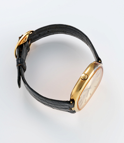 Golden Ellipse with "Clous-de-paris" in Yellow Gold 