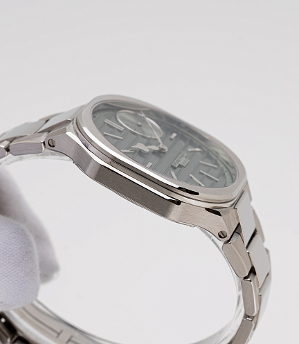 Ripples with Metallic Green Dial