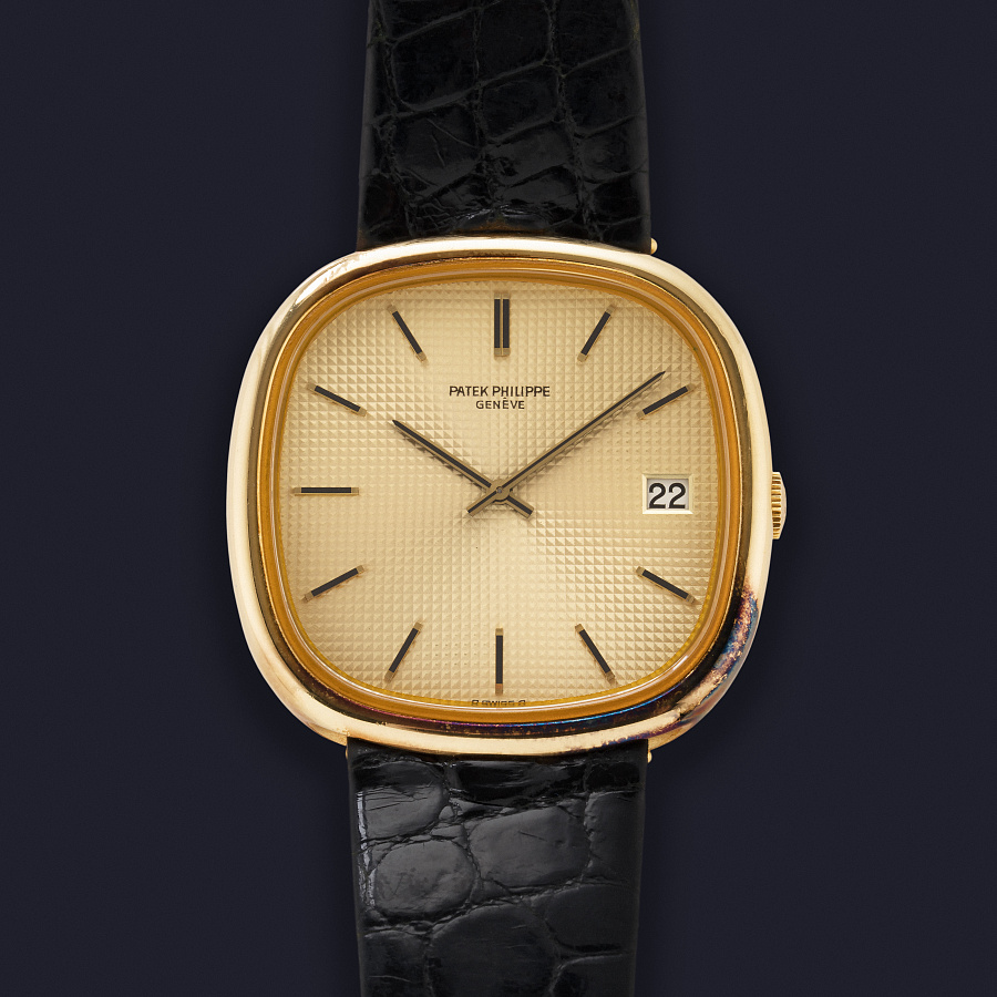 Golden Ellipse with "Clous-de-paris" in Yellow Gold 