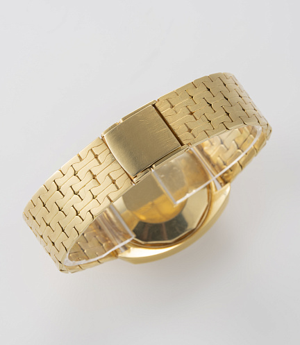 Historiques on the Yellow Gold Bracelet