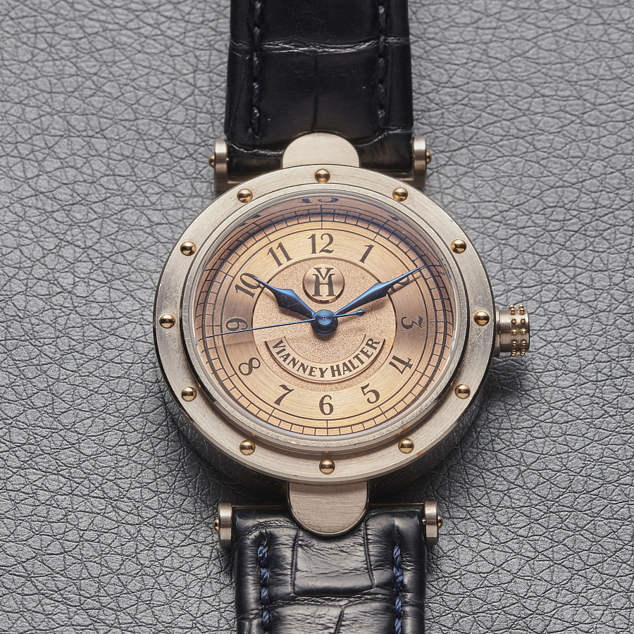 Classic in White Gold with Salmon Dial