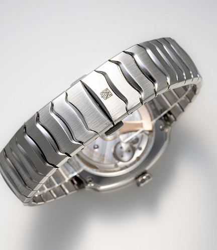 Streamliner Centre Seconds Smoked Salmon Dial