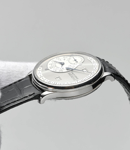 Octa Calendrier in 38mm Platinum Case with Brass Movement