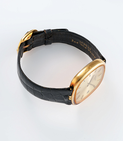 Golden Ellipse with "Clous-de-paris" in Yellow Gold 