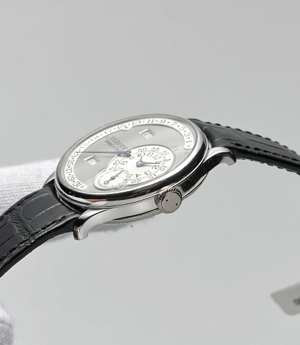 Octa Calendrier in 38mm Platinum Case with Brass Movement
