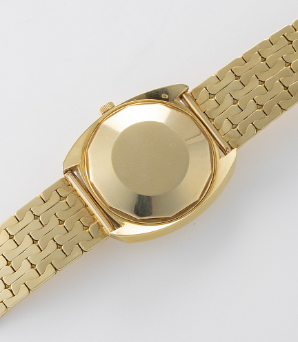 Historiques on the Yellow Gold Bracelet